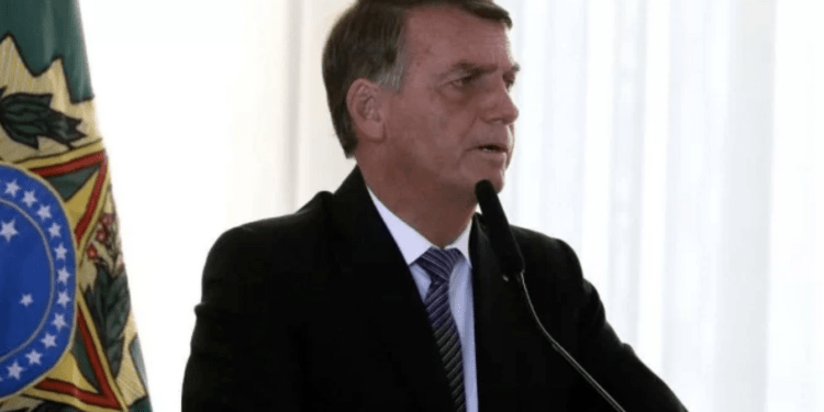 Bolsonaro ironiza rótulo de misógino: “Então eu gosto de homens, pô”