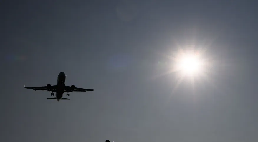 Avião com quase 180 passageiros fica a 1 metro de colisão em Paris