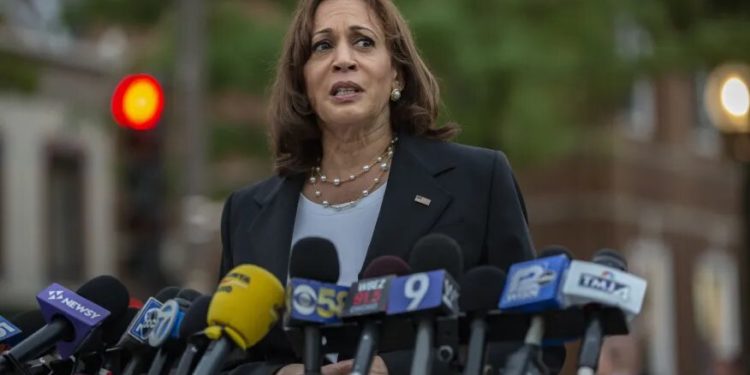 Vice-presidente dos EUA visita local onde sete pessoas morreram em Illinois