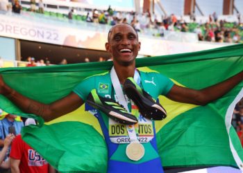 Alison dos Santos é campeão mundial nos 400 metros com barreiras