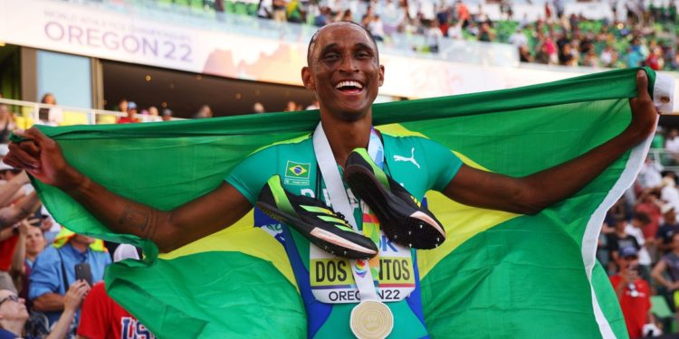 Alison dos Santos é campeão mundial nos 400 metros com barreiras