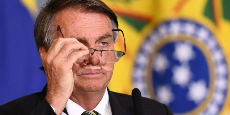 Bolsonaro prorroga até 2023 a remarcação de serviços e eventos adiados pela Covid