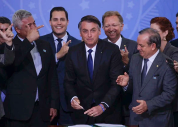 Bolsonaro diz que, se reeleito, haverá 1 milhão de licenças para armas