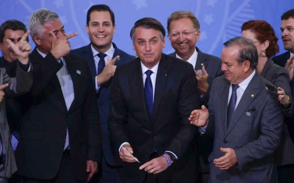 Bolsonaro diz que, se reeleito, haverá 1 milhão de licenças para armas