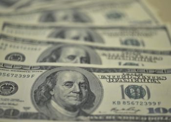 Dólar cai para R$ 5,40, mas tem maior alta semanal em um mês