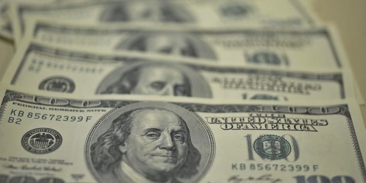 Dólar cai para R$ 5,40, mas tem maior alta semanal em um mês
