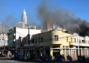 Já dura mais de 40 horas ação de bombeiros em incêndio no centro de SP