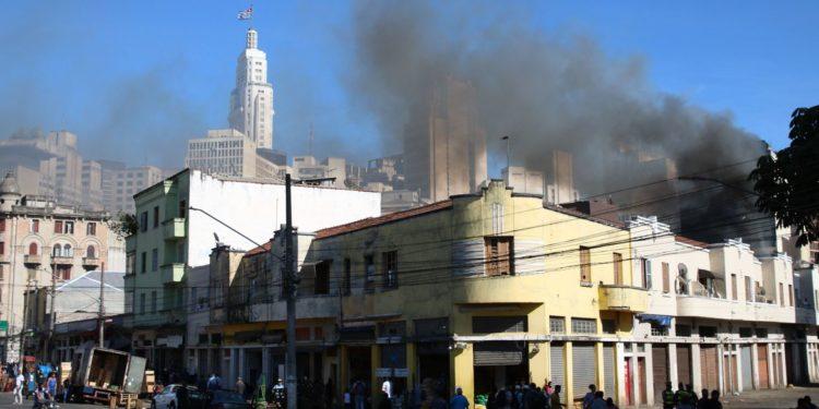 Já dura mais de 40 horas ação de bombeiros em incêndio no centro de SP