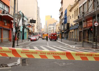 SP: prédio atingido por incêndio na região da 25 de Março pode desabar