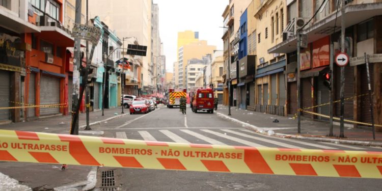 SP: prédio atingido por incêndio na região da 25 de Março pode desabar