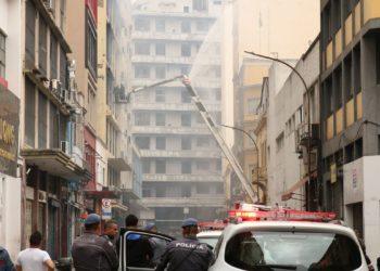 Edifício que pegou fogo no centro de São Paulo será demolido