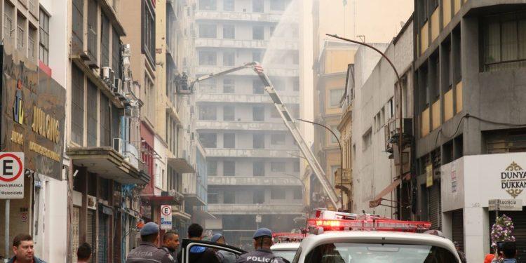 Edifício que pegou fogo no centro de São Paulo será demolido