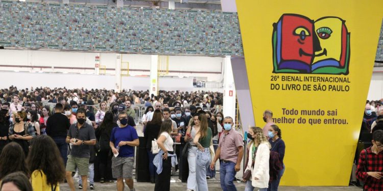 Filas marcam retorno da Bienal Internacional do Livro a São Paulo