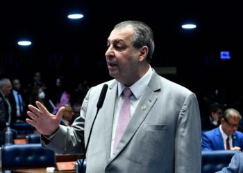 Com voto de Omar, vetos que negavam compensação por corte no ICMS de combustíveis são derrubados