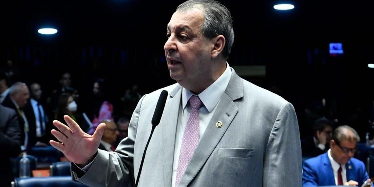 Com voto de Omar, vetos que negavam compensação por corte no ICMS de combustíveis são derrubados