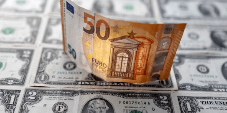 Euro cai abaixo da paridade em relação ao dólar pela primeira vez em duas décadas