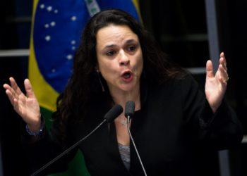 Janaina Paschoal pede que Michelle Bolsonaro ‘não plante semente da divisão religiosa’