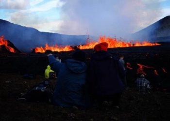 Nova erupção em fenda vulcânica atrai curiosos na Islândia