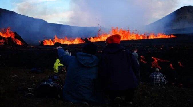 Nova erupção em fenda vulcânica atrai curiosos na Islândia