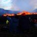 Nova erupção em fenda vulcânica atrai curiosos na Islândia