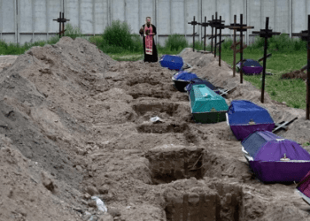 Bucha, cidade mártir da Ucrânia, enterra seus mortos não identificados
