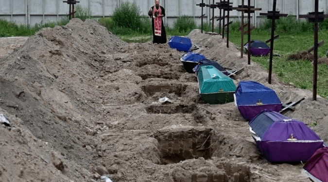 Bucha, cidade mártir da Ucrânia, enterra seus mortos não identificados
