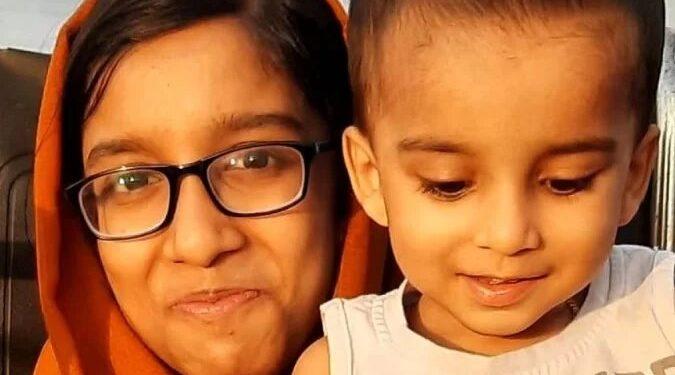 Adolescente que salvou irmão com vídeo que viralizou morre da mesma doença na Índia