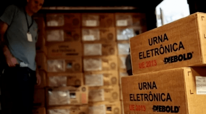 TREs se preparam contra possíveis ataques a urnas e treinam mesários