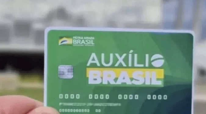 Especialistas alertam sobre risco do empréstimo vinculado ao Auxílio Brasil