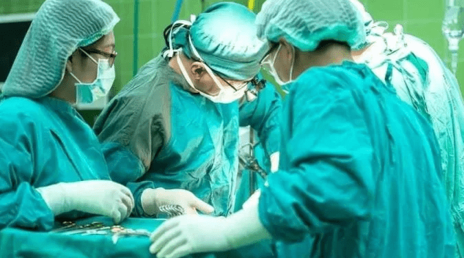 Febre entre famosas, cirurgia para aumentar bumbum pode levar à morte