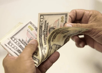 Dólar opera em alta na casa dos R$ 5,06 nesta terça-feira (30)