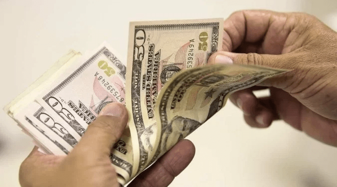 Dólar opera em alta na casa dos R$ 5,06 nesta terça-feira (30)