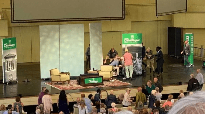 Após atentado, Salman Rushdie tem lesões no fígado e pode perder um olho