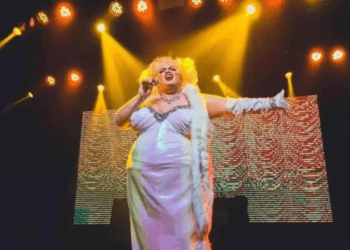 Drag queen mineira conquista o mundo confeccionando perucas artísticas