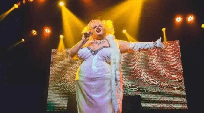 Drag queen mineira conquista o mundo confeccionando perucas artísticas