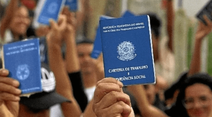 Emprego formal cresce, mas em ritmo mais lento, diz Caged