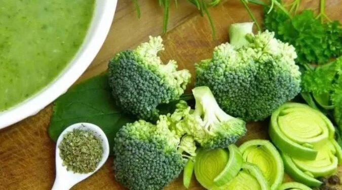 Vitamina K atua como antioxidante e previne morte celular, diz estudo