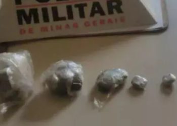 Jovem se entrega à polícia após ficar com medo de ser morto por usar droga de traficante, em MG