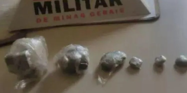 Jovem se entrega à polícia após ficar com medo de ser morto por usar droga de traficante, em MG