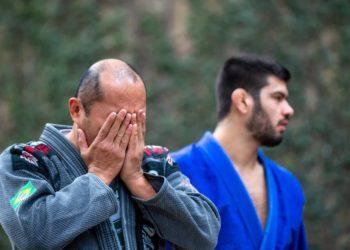 Lutadores vão de quimono a velório de Leandro Lo para homenagear campeão