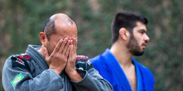 Lutadores vão de quimono a velório de Leandro Lo para homenagear campeão