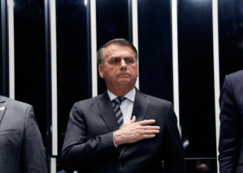 Em culto com frente evangélica, Bolsonaro volta a criticar signatários de carta