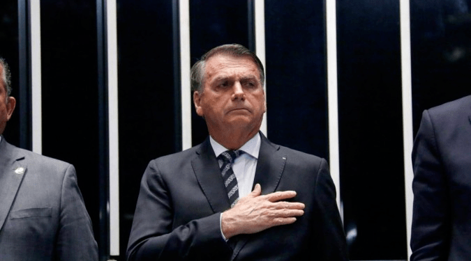 Em culto com frente evangélica, Bolsonaro volta a criticar signatários de carta