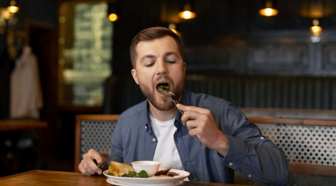 Mastigar de boca aberta é a maneira correta de comer, diz estudo