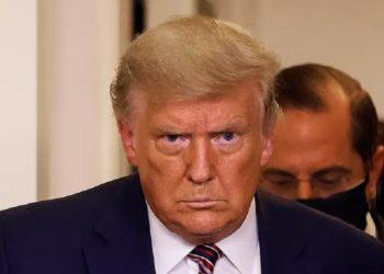 Busca do FBI na casa de Trump foi baseada em denúncia, diz jornal