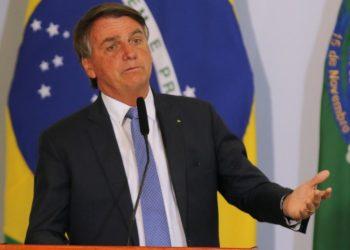Bolsonaro faz campanha em rodovia e diz que respeitará resultado se não for reeleito