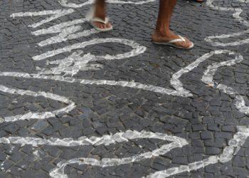 Brasil esclarece só 37% dos homicídios e nº de crimes resolvidos cai, diz estudo