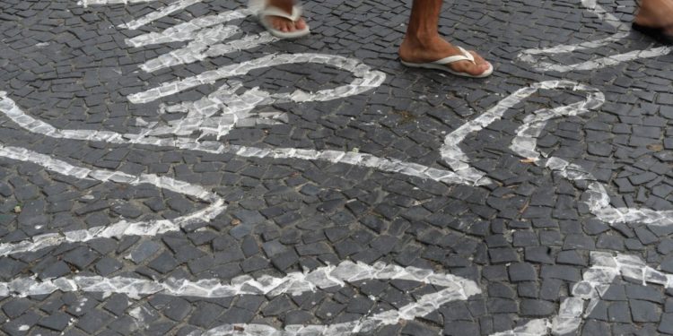Brasil esclarece só 37% dos homicídios e nº de crimes resolvidos cai, diz estudo