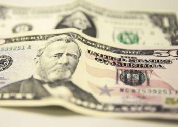 Dólar à vista cai 1,31% com ingressos de recursos e menor aversão externa a risco