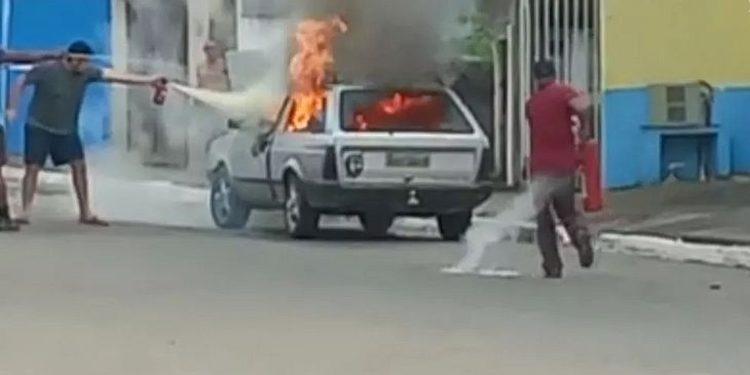 Após ameaçar esposa, homem entra no carro e morre carbonizado, em SP
